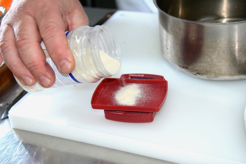 Seconde étape : la gelée d'huître Pèse l'Agar  Agar avec une micro balance et mélange à froid avec l'eau des huîtres Photo sophie Juby